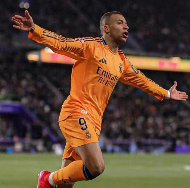 爱游戏-姆巴佩重返赛场，爆冷首场状态出色，曼联观众沸腾！